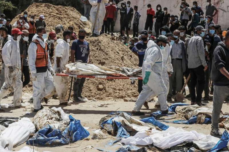 أرقام صادمة.. المقابر الجماعية التي ارتكبتها إسرائيل في قطاع غزة تُثير الغضب العالمي