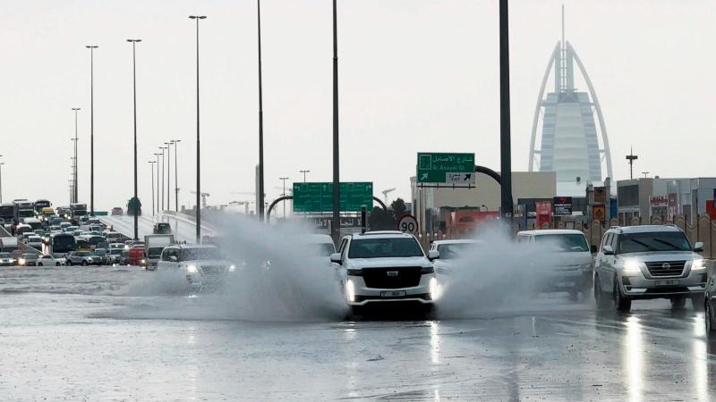 امطار غزيرة تعطل مطار دبي 
