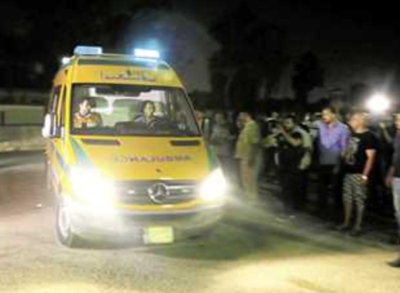إصابة 4 أشخاص في حادث تصادم بين سيارتين بطريق الداخلة بمحافظة الوادي الجديد 