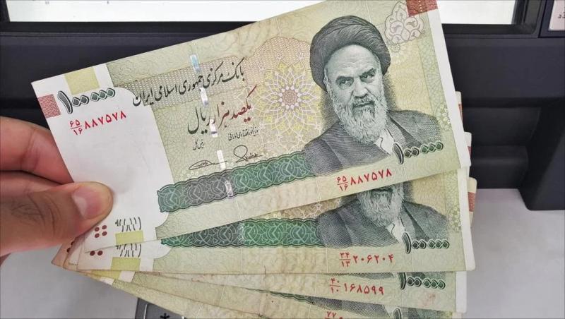 بعد وفاة الرئيس.. انهيار العملة الإيرانية وتأثيره علي الاقتصاد الإيراني