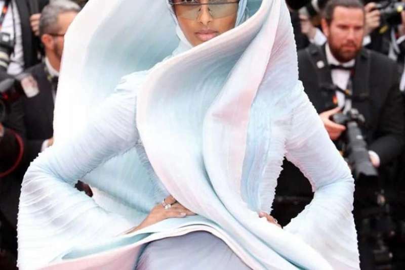 ”بالحجاب ” عارضة ازياء صومالية تلفت الانتباه على  الريد كاربت