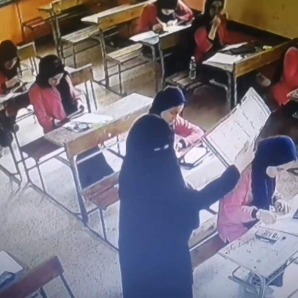 مدير تعليم كفر الشيخ يكرم المعلمة صاحبة فيديو التهوية على الطالبات