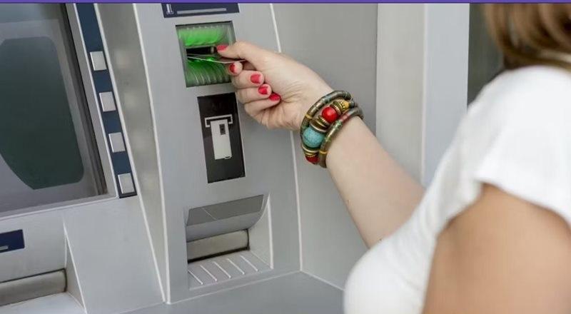 رسوم السحب النقدي من ماكينات ATM