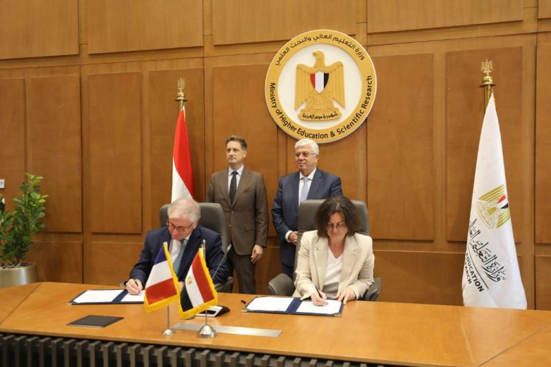 توقيع اتفاق تعاون بين الجامعة الفرنسية في مصر وجامعة باريس 1 بانتيون سوربون (تفاصيل)