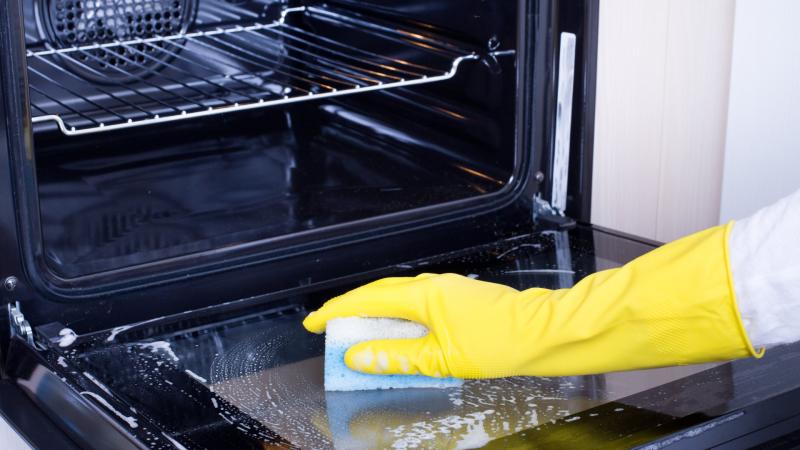 4 وصفات طبيعية فعالة في تنظيف الفرن الكهربائي من بقايا الطعام المحترقة