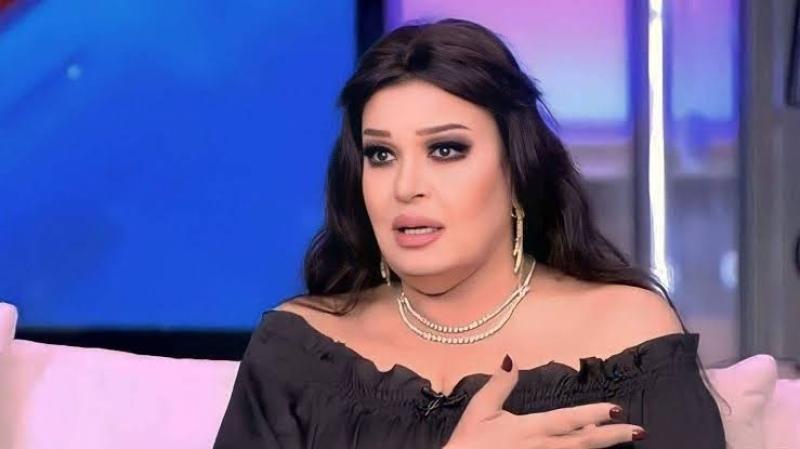 المراهقة الكبيرة.. خناقة فيفي عبده مع جمهورها بعد لوك الشيشة والرقص بعد الـ 40 (فيديوجراف)