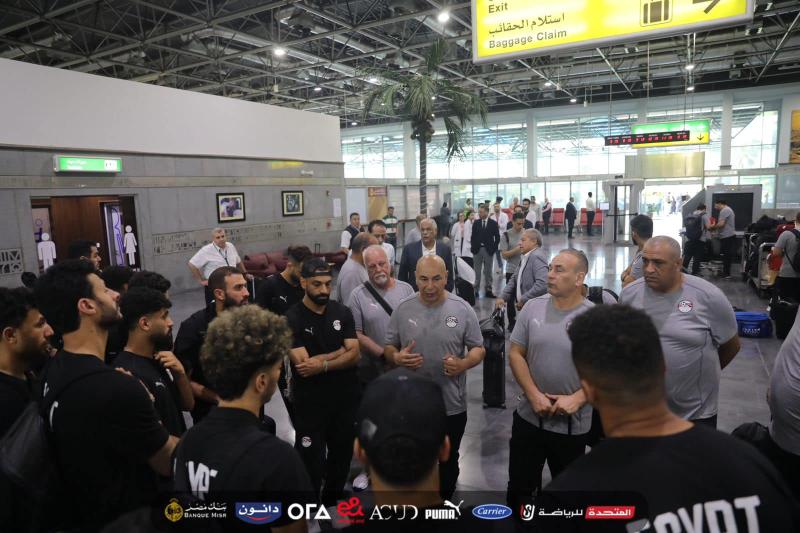 بالصور.. وصول بعثة منتخب مصر إلى مطار القاهرة واستقبال أشرف صبحي