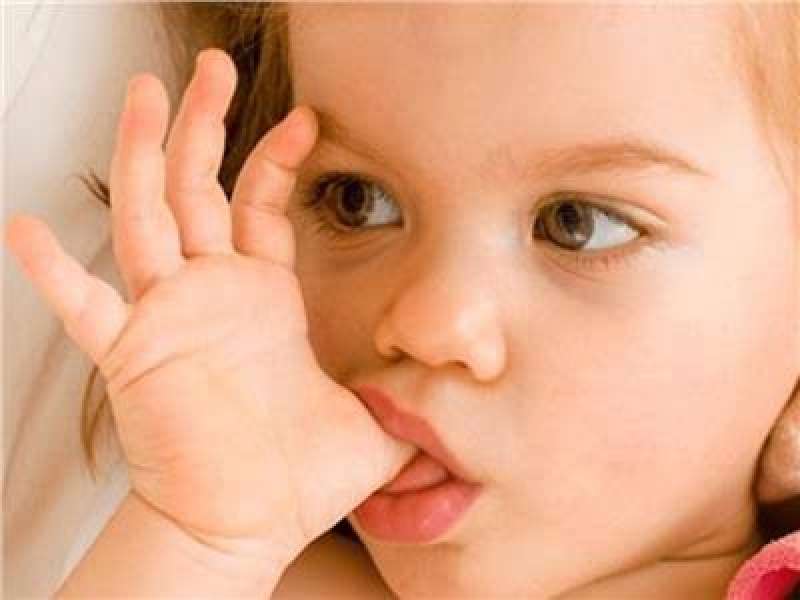 7 طرق تساعد الطفل على التخلي عن مص إصبع الإبهام