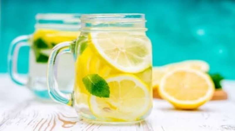 ماذا يحدث للجسم عند تناول الماء والليمون كل صباح؟