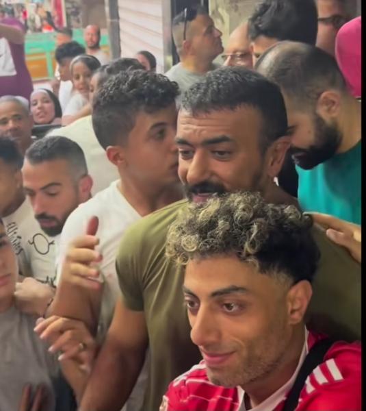 الجمهور يحاصر أحمد العوضي والنجم يعلق: رزقنا في الدنيا محبة الناس