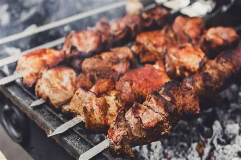 ما هي أضرار شوي لحم العيد على الفحم؟
