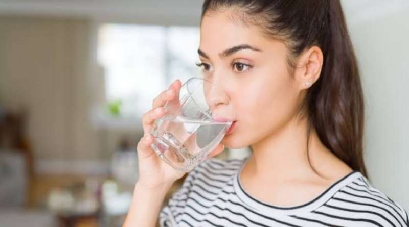 الجفاف أقلها.. أضرار شرب الماء على الصحة خلال فصل الصيف