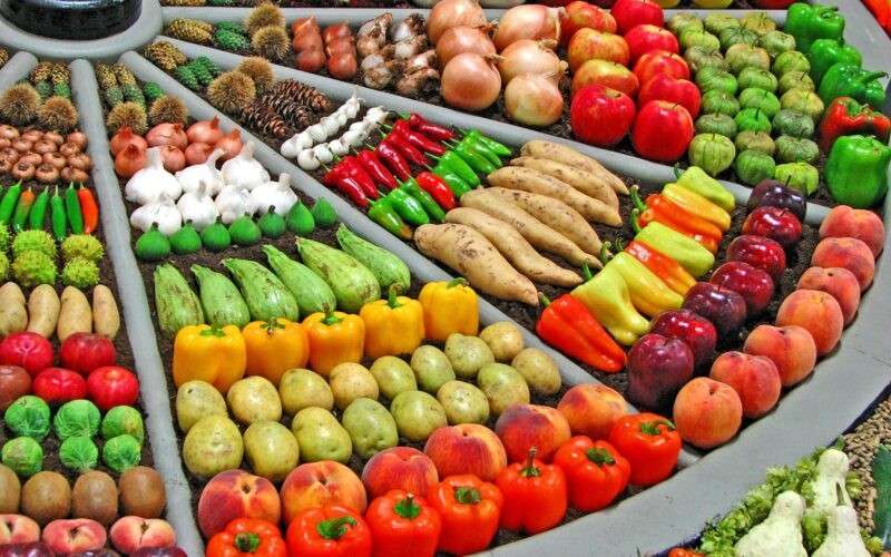 أسعار الخضار والفاكهة اليوم الأحد 23 يونيو 2024 .. التفاح بـ 32 جنيه والمانجو بـ30