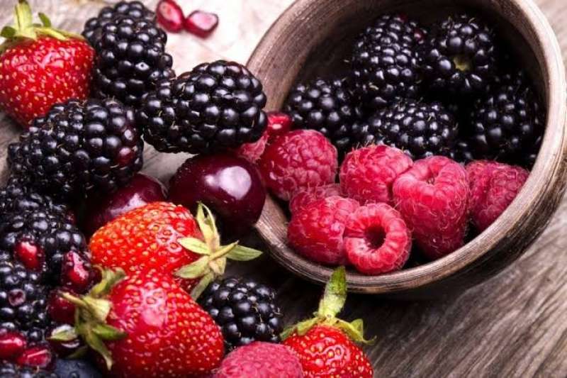 فوائد مذهلة عند تناول الفاكهة الحمراء يوميا