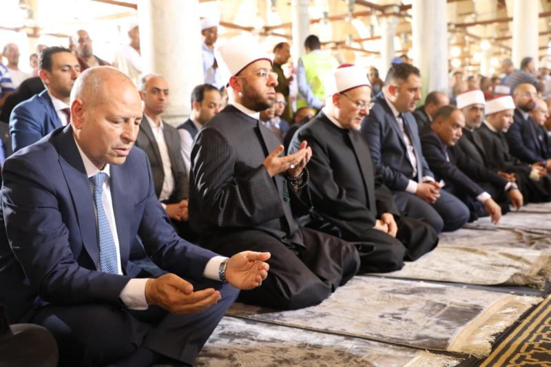 محافظ القاهرة ووزير الأوقاف يؤدون صلاة الجمعة في مسجد عمرو بن العاص