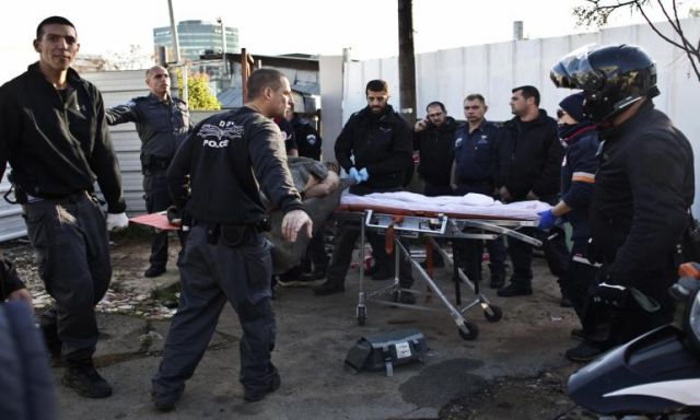 إصابة 4 إسرائيليين في عملية طعن في مستوطنة “كريات جات” جنوب تل أبيب