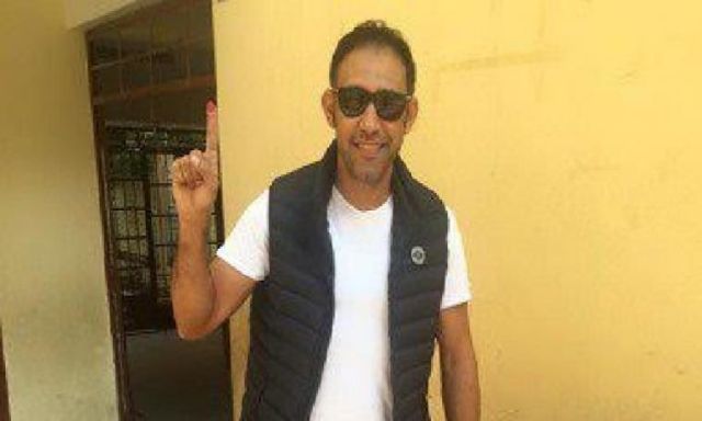 ”عمرو مصطفى” يدلى بصوته في الانتخابات البرلمانية بمدينة نصر