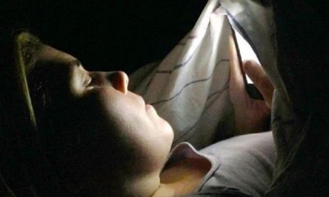 استخدام التليفون علي السرير يسبب لك اضطرابات النوم