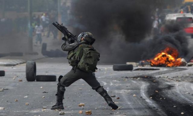 قوات الاحتلال تصيب 74 شابا فلسطينيا
