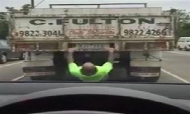 سائق يواجه الزحام بممارسة التمارين الرياضية تحت السيارة النقل