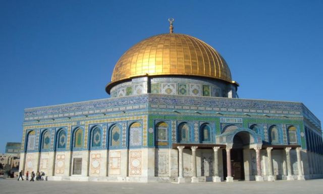 مستوطنون يهود يقتحمون باحات المسجد الأقصى في حراسة الاحتلال