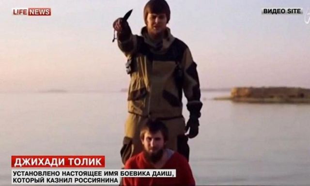 ”أناتولي زيمليانكا ”سفاح داعش يطمئن والدته عن أحواله ”بالمسدجات”
