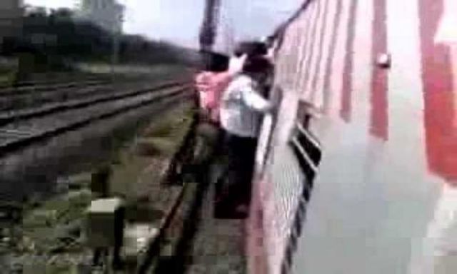 شاهد.. لحظة وفاة شاب بعد سقوطه من القطار السريع في الهند