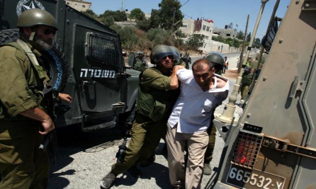 إعتقال 8 فلسطينيين بالضفة الغربية