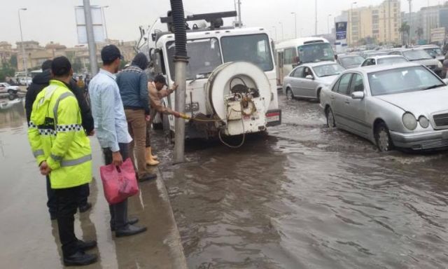 بالصور : مديرية أمن القاهرة تعيد السيولة المرورية للشوارع عقب سقوط كميات من الأمطار
