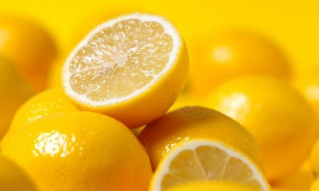 20 فائدة من فوائد الليمون للجسم والبشرة والوجه