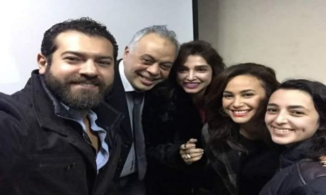 بالصورة.. عمرو يوسف وهند صبري مع عائلة أشرف زكي