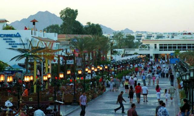 موظفي الجمارك ينظمون وقفة بشرم الشيخ لدعم السياحة