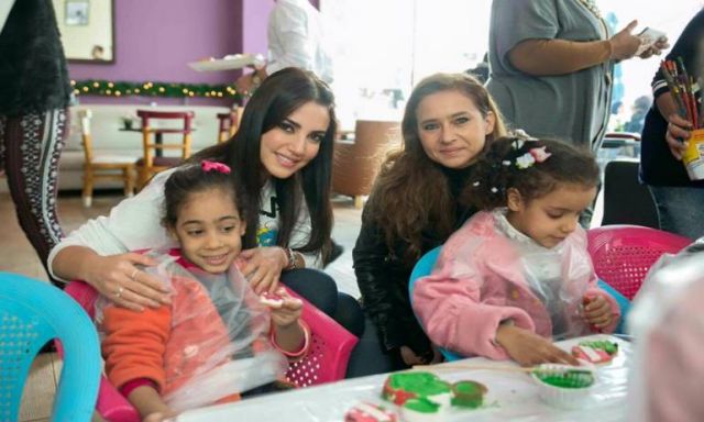 بالصورة.. درة ونيللى كريم يحتفلون بالكريسماس مع الأطفال الأيتام