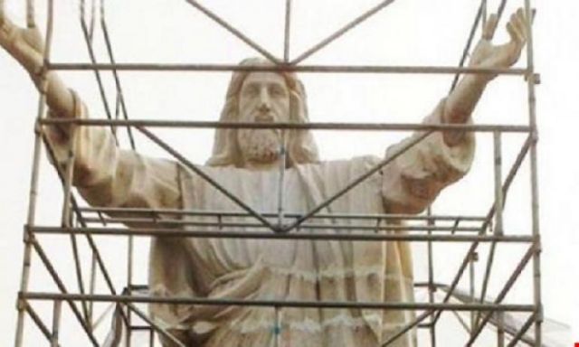 بحضور 100 كاهن..إزاحة الستار عن أكبر تمثال للسيد المسيح في أفريقيا
