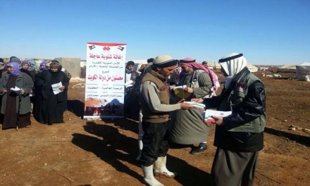 الهلال الأحمر الكويتي يُوزع 2000 سلة غذائية على سكان جزيرة سقطري اليمنية