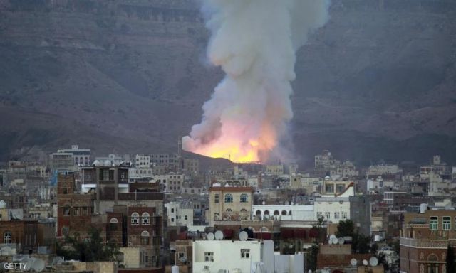 الحوثيون يطلقون صاروخاً باليستياً على صنعاء والتحالف يرد بغارات جوية شديدة