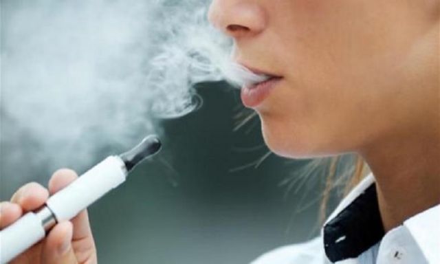 توصيات علمية بمنع التدخين بالسجائر الالكترونية بالأماكن العامة