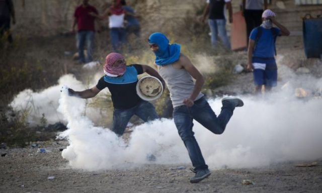 قوات الاحتلال تصيب العشرات من الفلسطينيين خلال قمع مسيرة نعلين الأسبوعية