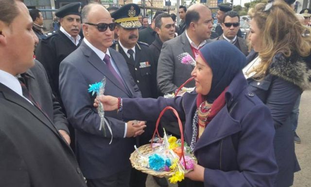 مدير أمن القاهرة يتفقد الحالة الأمنية ويقدم الورود للمواطنين فى عيد الشرطة وذكرى 25 يناير
