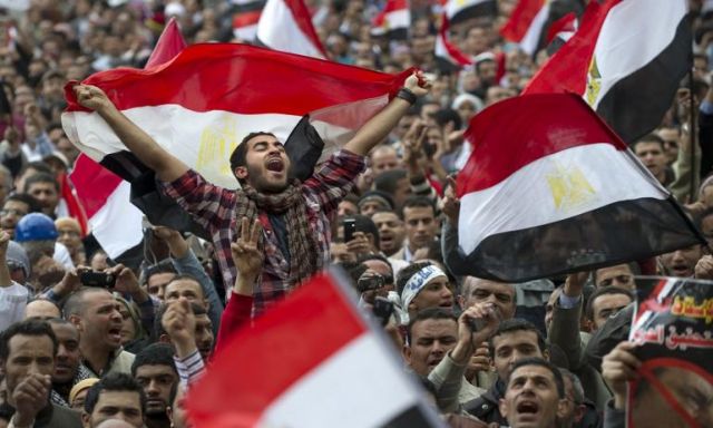 مركز بحوث: 45 % من المصريين يرون أن ثورة 25 يناير ”خراب بيوت”