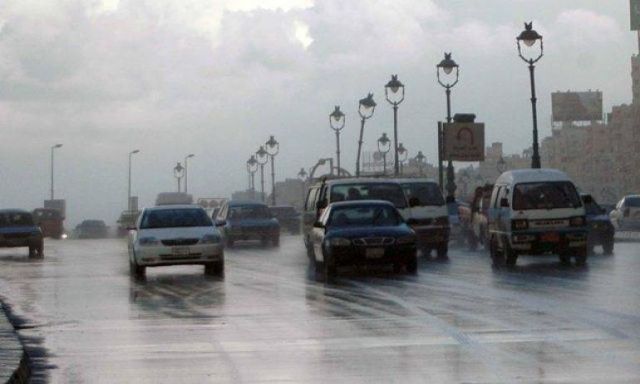سقوط أمطار غزيرة بالقاهرة الكبري وتحذيرات لسائقي السيارات