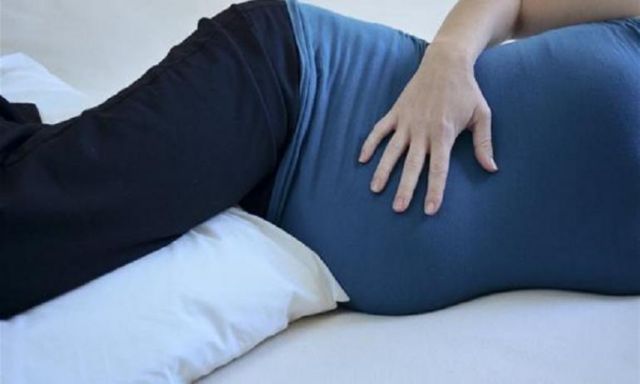 لماذا تشعر الحامل بألم في البطن؟