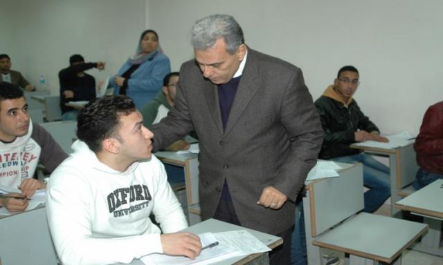 بالصور .. رئيس جامعة القاهرة يتفقد سير امتحانات التعليم المفتوح