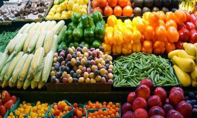 استقرار أسعار الخضراوات والفاكهة بسوق العبور.. اليوم
