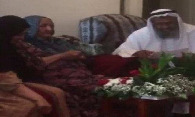 سعودي يبكي في عيد الحب اثناء القاء خطاب لزوجته العجوز