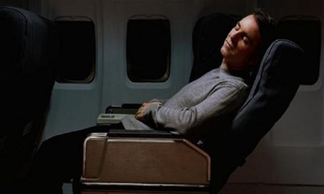 أفضل الحلول لعلاج مشاكل النوم اثناء السفر بالطائرة