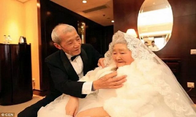 تزوجها منذ67 عاماً ومازال يحتفل معها بعيد الحب