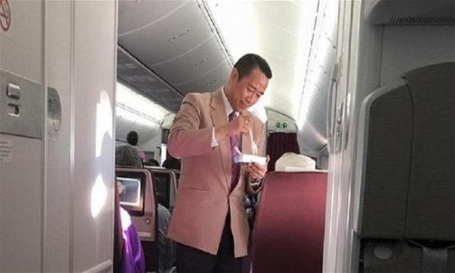 ضابط طيران يطعم رجل عجوز فيصبح نجم مواقع التواصل الاجتماعي