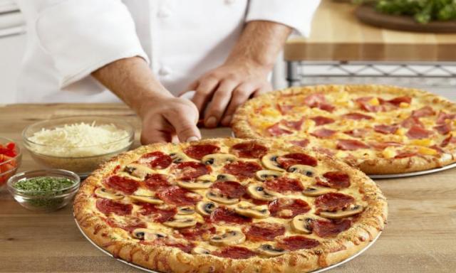 «زي المطاعم».. كيفية إعداد عجينة البيتزا