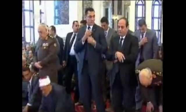 شاهد بالفيديو.. رئيس الجمهورية وهو يؤدي صلاة الجمعة بمسجد المشير طنطاوي